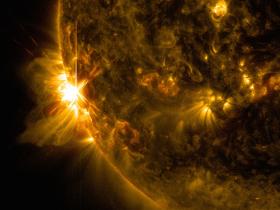  Солнечная вспышка. Изображение: НАСА, SDO